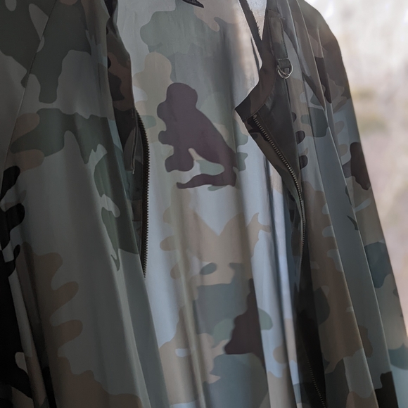 Blue camouflage bomber jacket. Size 8. - Picture 3 of 6